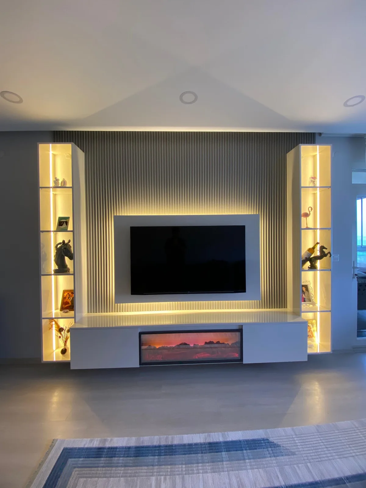 Edirne'de LED ışıklı vitrin rafları ve elektrikli şömineli özel üretim TV ünitesi