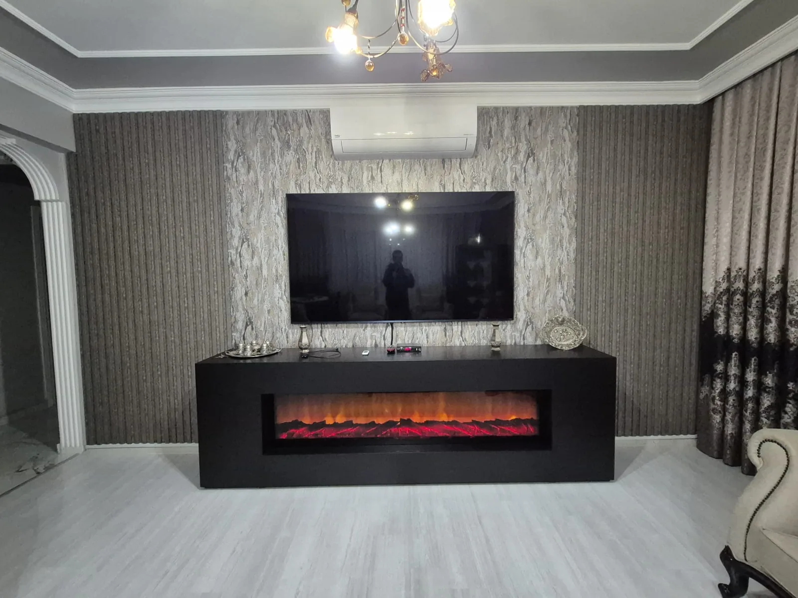 Edirne'de salonda elektrikli şömine bölmeli koyu renk özel üretim TV ünitesi