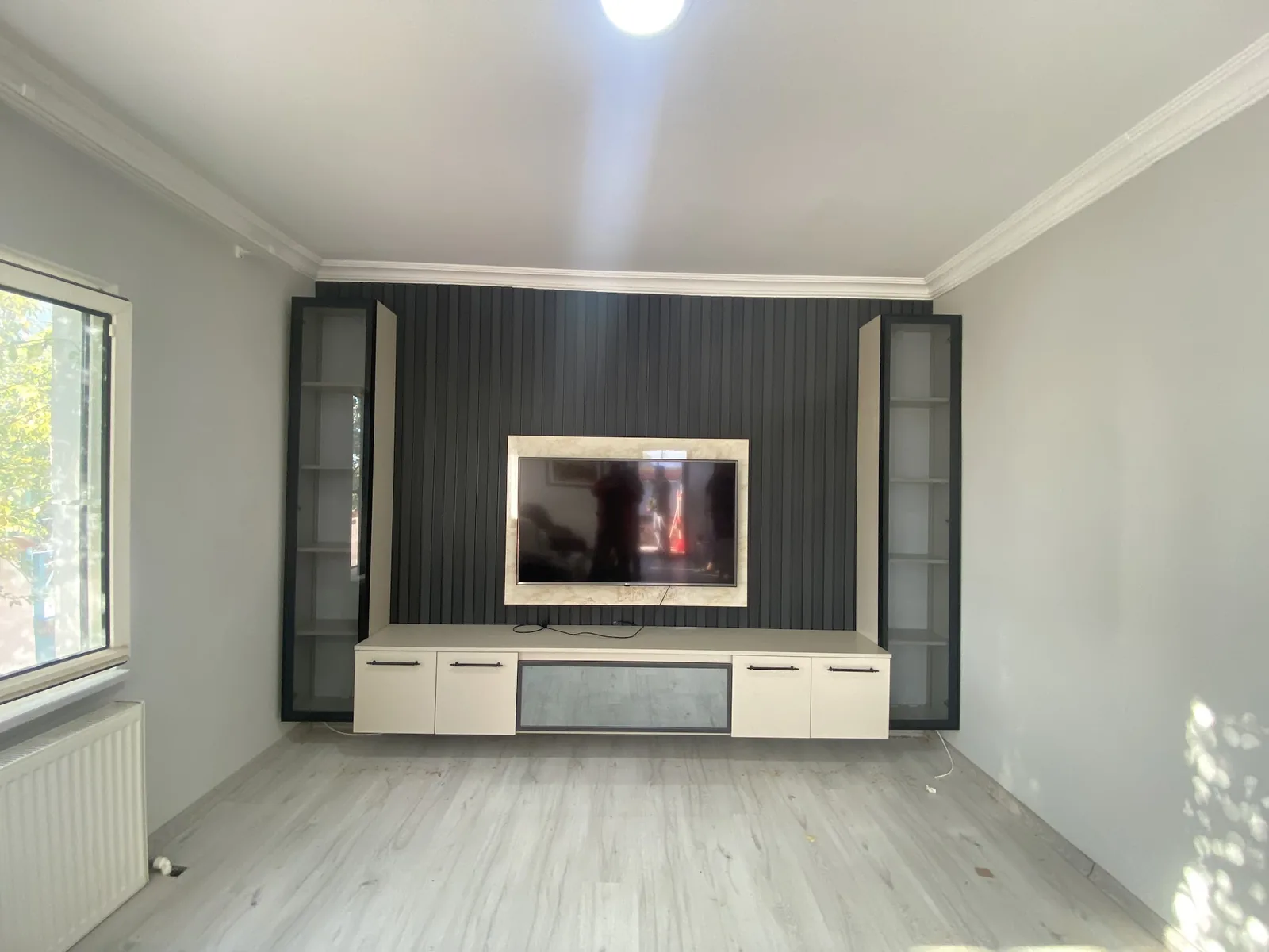 Edirne'de cam vitrinli ve çıta panelli özel üretim TV ünitesinin salondan genel görünümü